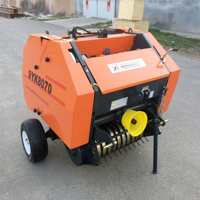 Rotopressa compatta AgriDolomiti Rollbaler 8070